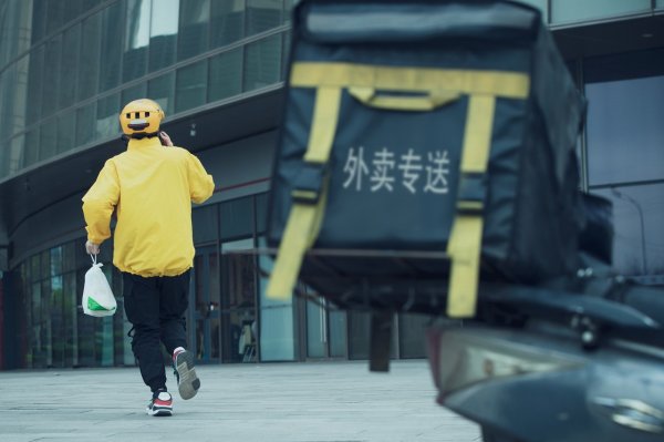 亿海配资 服务从业者深陷“倒计时”焦虑引关注：企业、工会联手，为情绪劳动搭建“压力出口”